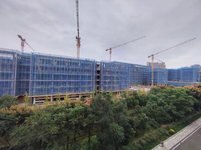 抢抓施工黄金季奋战“双节”不停工！成都重点项目建设忙(图2)